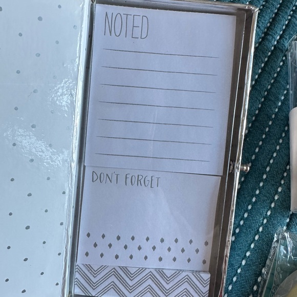 Stationary Set Sticky Notes, Paper Clips - Picture 3 of 5